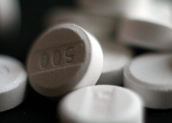 Pastillas blancas de acetaminofen o paracetamol de 500 miligramos