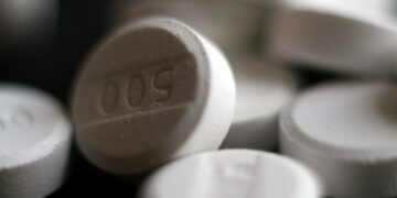 Pastillas blancas de acetaminofen o paracetamol de 500 miligramos