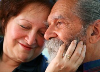 Una pareja de personas adultas mayores