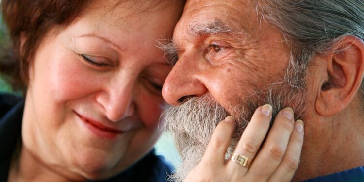 Una pareja de personas adultas mayores