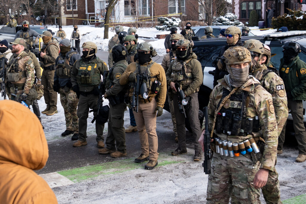 Agentes de ICE en una calle de Minneapolis