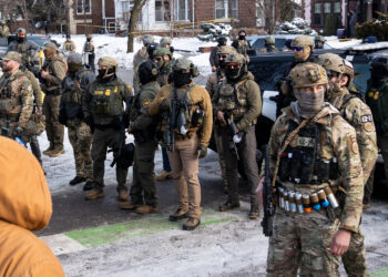 Agentes de ICE en una calle de Minneapolis