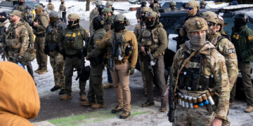 Agentes de ICE en una calle de Minneapolis