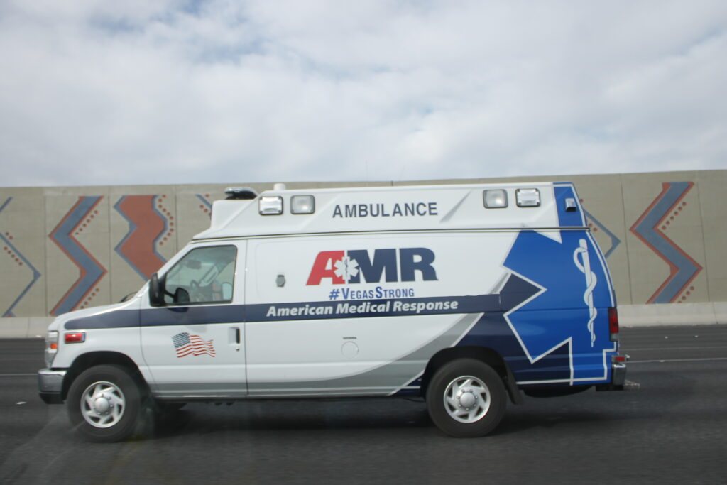 Ambulancia de servicios médicos de emergencia estacionada