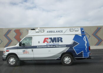 Ambulancia de servicios médicos de emergencia estacionada