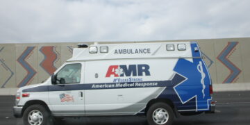 Ambulancia de servicios médicos de emergencia estacionada