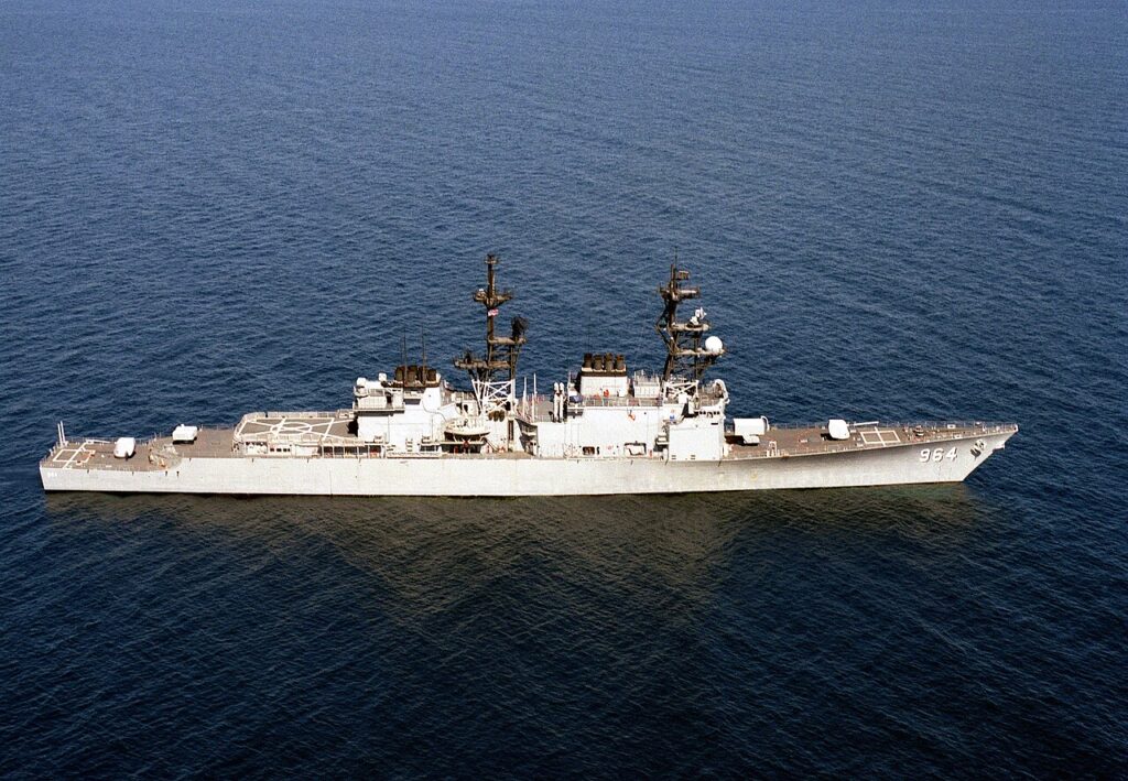 Destructor de la Armada de Estados Unidos navegando en alta mar