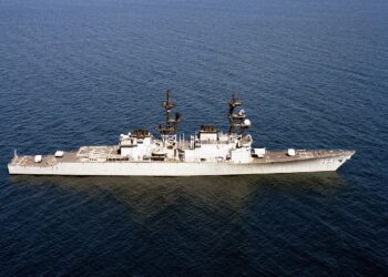 Destructor de la Armada de Estados Unidos navegando en alta mar