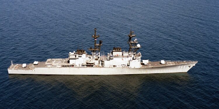 Destructor de la Armada de Estados Unidos navegando en alta mar
