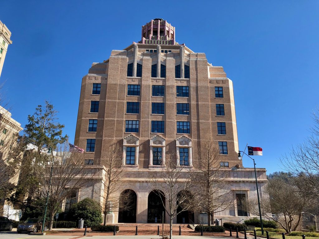 Edificio de Asheville City Hall en el centro de Asheville.