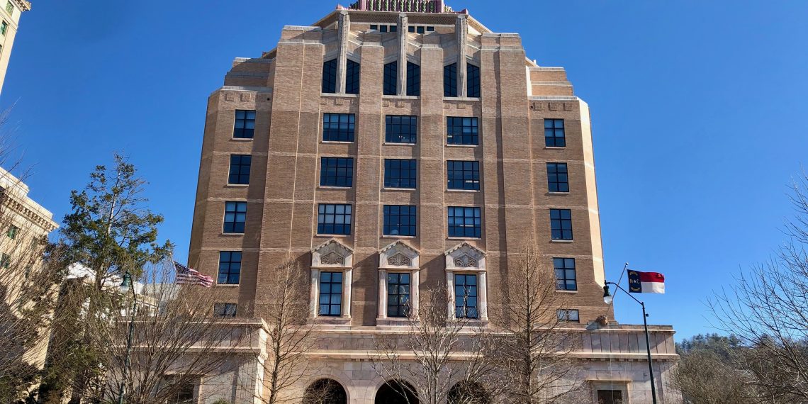 Edificio de Asheville City Hall en el centro de Asheville.