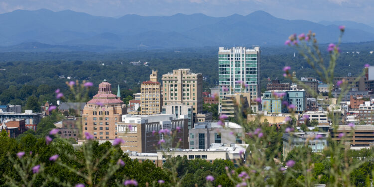 Vista del horizonte del centro de Asheville, Carolina del Norte