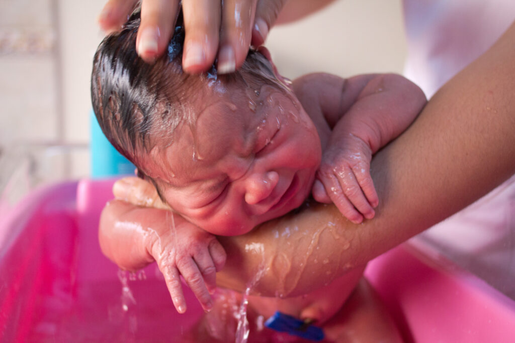 Un bebé durante la hora del baño, relacionado con un retiro de asientos de baño para bebés