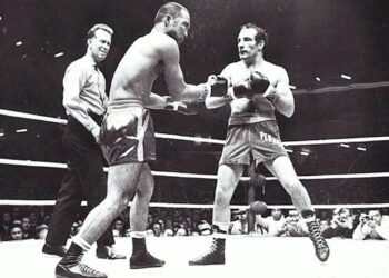 Boxeador en el cuadrilatero durante un combate