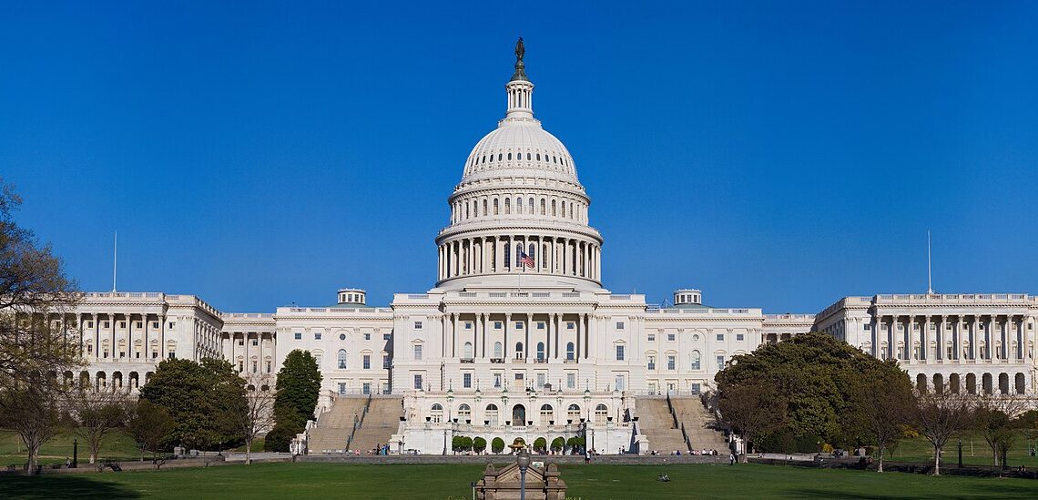 Vista completa del edificio del Capitolio de Estados Unidos en Washington