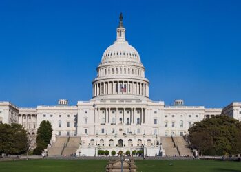 Vista completa del edificio del Capitolio de Estados Unidos en Washington
