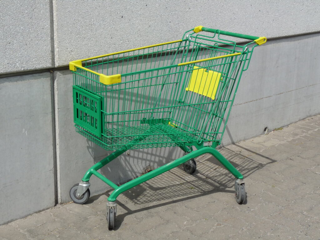 Carrito de compras con productos en un supermercado