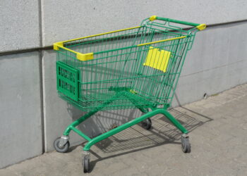 Carrito de compras con productos en un supermercado
