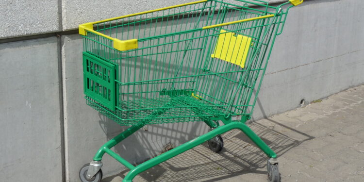 Carrito de compras con productos en un supermercado