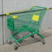Carrito de compras con productos en un supermercado