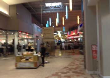Interior de un centro comercial con tiendas minoristas