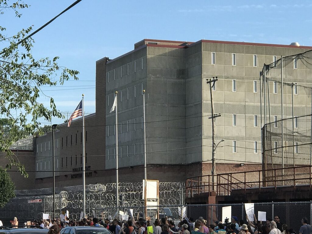 Edificio de un centro de detención migratoria en Estados Unidos