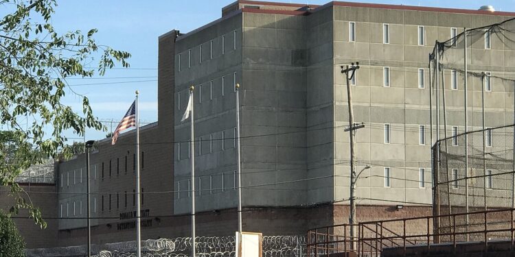 Edificio de un centro de detención migratoria en Estados Unidos