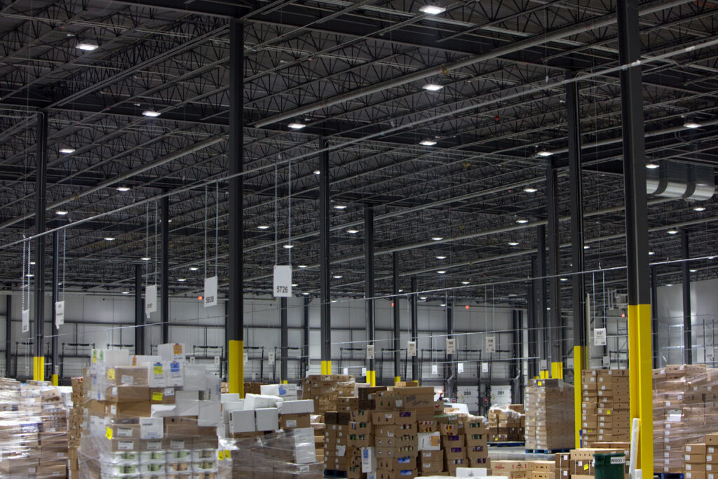 Interior de un gran almacén o centro de distribución