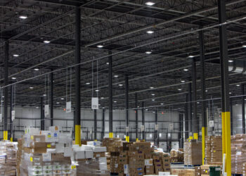 Interior de un gran almacén o centro de distribución