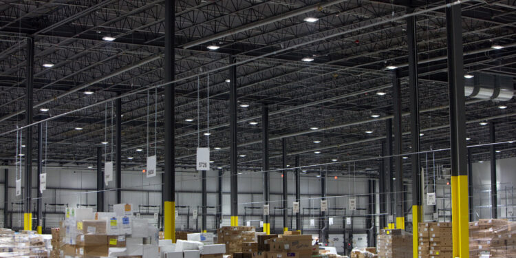 Interior de un gran almacén o centro de distribución