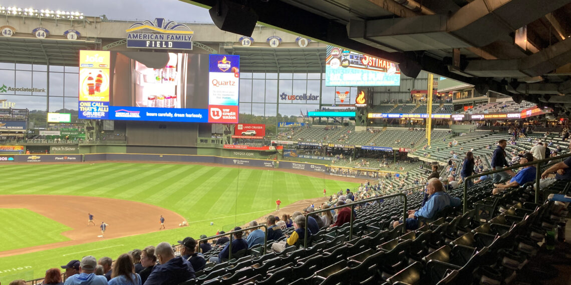 Juego de los Cerveceros de Milwaukee en el estadio American Family Field