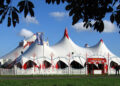 Carpa de circo tipo big top iluminada al atardecer