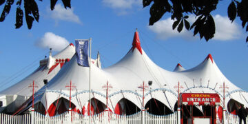 Carpa de circo tipo big top iluminada al atardecer