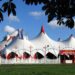 Carpa de circo tipo big top iluminada al atardecer