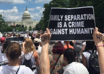 Manifestantes protestan contra los operativos de las autoridades de inmigración