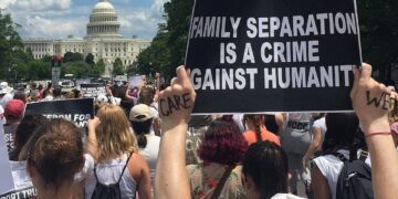 Manifestantes protestan contra los operativos de las autoridades de inmigración
