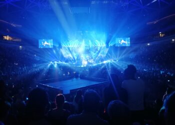 Escenario de un concierto de musica en vivo con luces