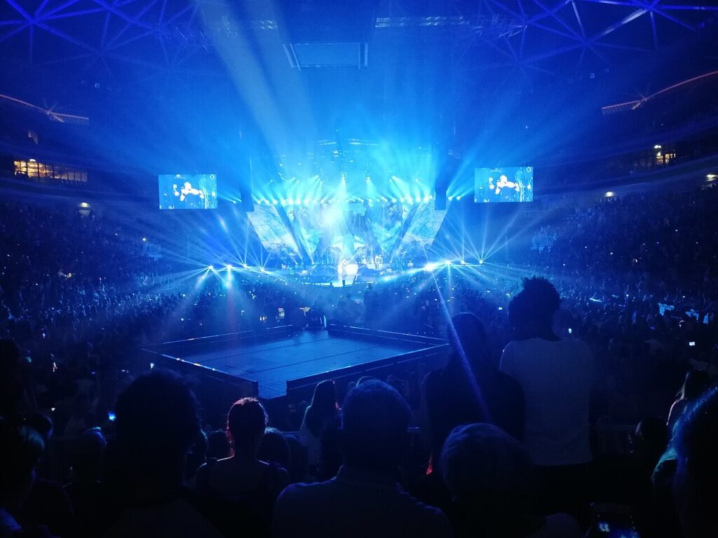 Escenario de un concierto con luces y publico