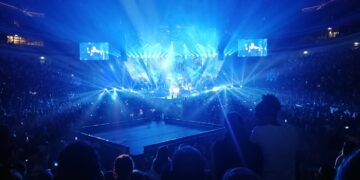 Escenario de un concierto con luces y publico