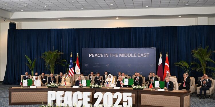 Lideres mundiales reunidos en la cumbre de paz de Sharm el-Sheikh, Egipto