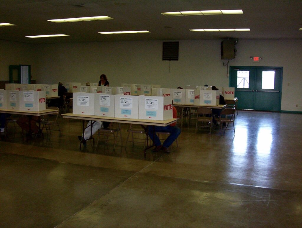 Personas votando en un centro electoral el día de elecciones en Estados Unidos