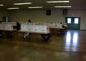 Personas votando en un centro electoral el día de elecciones en Estados Unidos