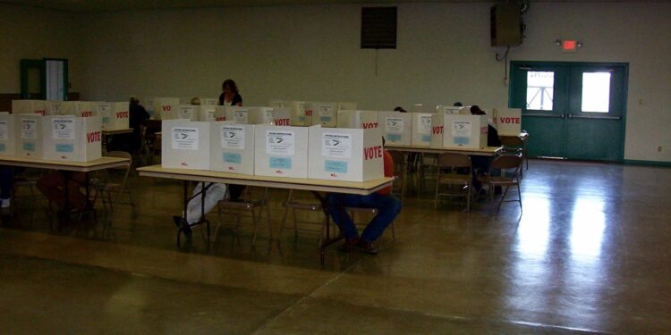 Personas votando en un centro electoral el día de elecciones en Estados Unidos