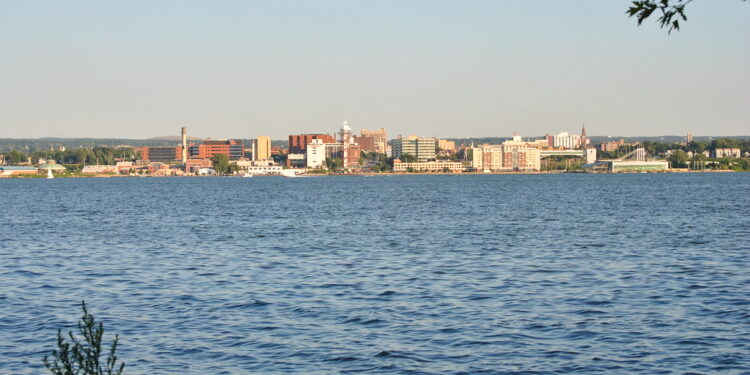 Vista del frente de agua de la ciudad de Erie, Pensilvania