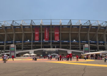 Vista de un estadio de fútbol lleno en México, sede de la Liga MX