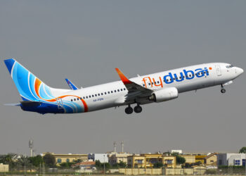 Un avión Boeing 737 de la aerolínea flydubai en la pista