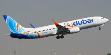 Un avión Boeing 737 de la aerolínea flydubai en la pista