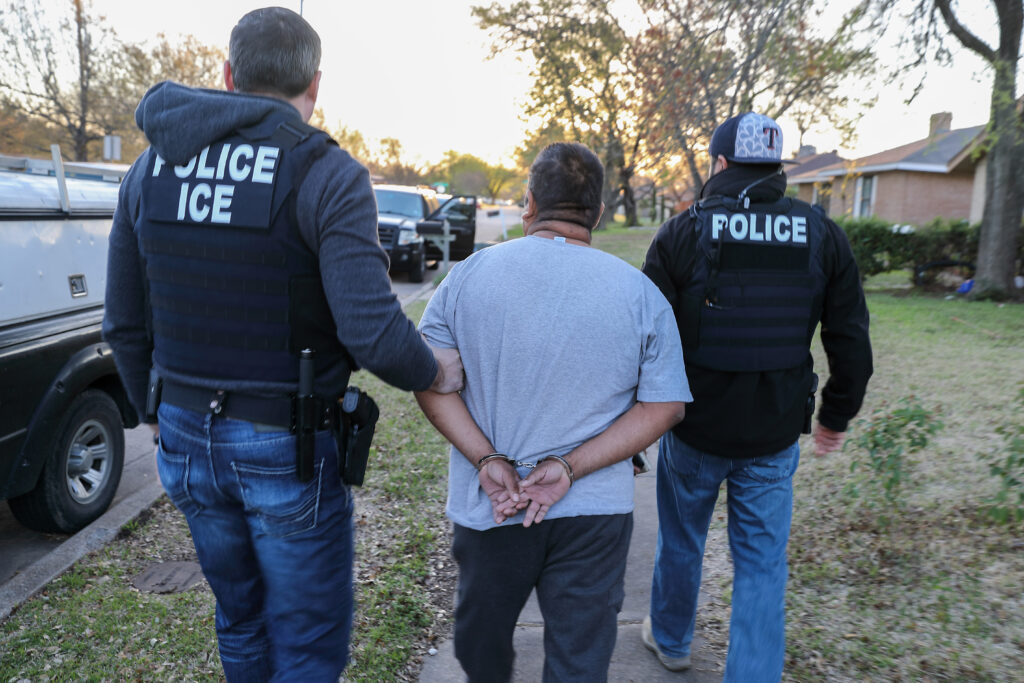 Agentes de ICE durante un operativo de control migratorio