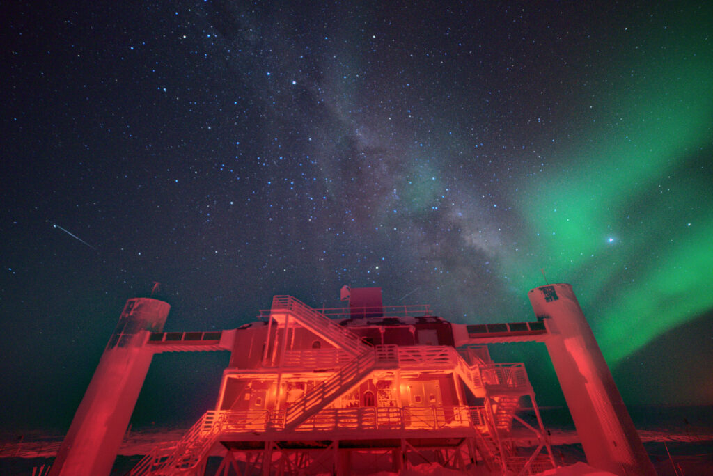 El laboratorio del Observatorio de Neutrinos IceCube en el Polo Sur iluminado de noche