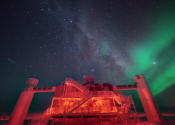 El laboratorio del Observatorio de Neutrinos IceCube en el Polo Sur iluminado de noche